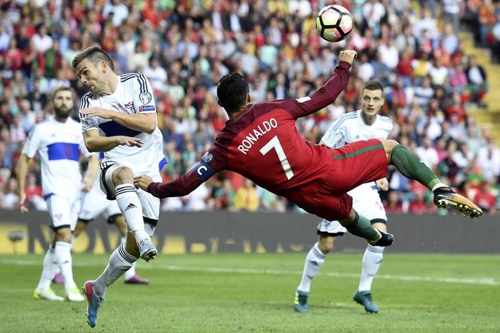 Portugals forward Cristiano Ronaldo (C) kicks the ball to score the opening goal during the WC2018 qualifying football match Portugal vs Faroe Islands at the Bessa stadium in Porto on August 31, 2017. / AFP PHOTO /
Editoria: SPO
Local: Porto
Indexador: FRANCISCO LEONG
Secao: soccer
Fonte: AFP
Fotógrafo: STF
Portugals forward Cristiano Ronaldo (C) kicks the ball to score the opening goal during the WC2018 qualifying football match Portugal vs Faroe Islands at the Bessa stadium in Porto on August 31, 2017. / AFP PHOTO /
Editoria: SPO
Local: Porto
Indexador: FRANCISCO LEONG
Secao: soccer
Fonte: AFP
Fotógrafo: STF