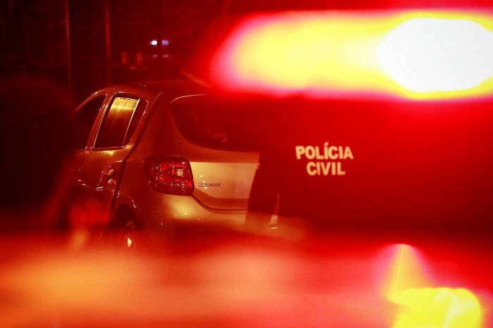 PORTO ALEGRE, RS, BRASIL, 01.09.2017. Motorista é morto em assalto na zona norte de Porto Alegre. Vítima teria sido abordada por três homens, reagido e baleada no pescoço.
PORTO ALEGRE, RS, BRASIL, 01.09.2017. Motorista é morto em assalto na zona norte de Porto Alegre. Vítima teria sido abordada por três homens, reagido e baleada no pescoço.