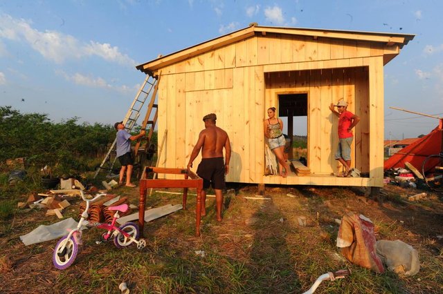  Fam&iacute;lia constr&oacute;i casa nas proximidades do Residencial Dom Ivo Lorscheiter, entre as ruas 20 e Santa Rosa, no bairro Di&aacute;cono Jo&atilde;o Luiz Pozzobom, em Santa Maria. Case: Lenise Amorim da Silva (&uacute;nica mulher que aparece na constru&ccedil;&atilde;o)