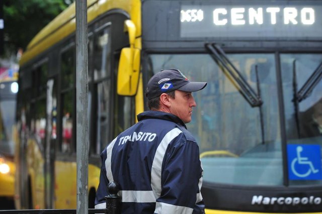 JOINVILLE,SC,BRASIL,05-06-2017.Primeiro dia de implantação do novo corredor de ônibus na rua 9 de Março,centro da cidade.Agentes de trânsito fizeram á orientação para os motoristas.(Foto:Salmo Duarte/Agência RBS,Geral) JOINVILLE,SC,BRASIL,05-06-2017.Primeiro dia de implantação do novo corredor de ônibus na rua 9 de Março,centro da cidade.Agentes de trânsito fizeram á orientação para os motoristas.(Foto:Salmo Duarte/Agência RBS,Geral)