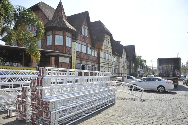 Montagem de estruturas para a Oktoberfest, na Vila Germânica Montagem de estruturas para a Oktoberfest, na Vila Germânica
