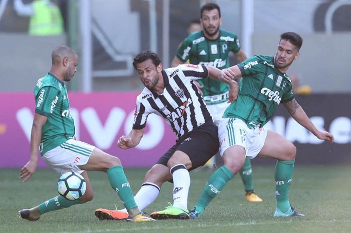 Os jogadores Mayke e Luan (D), da SE Palmeiras, disputam bola com o jogador Fred, do C Atlético Mineiro, durante partida válida pela vigésima terceira rodada, do Campeonato Brasileiro, Série A, na Arena Independência. Os jogadores Mayke e Luan (D), da SE Palmeiras, disputam bola com o jogador Fred, do C Atlético Mineiro, durante partida válida pela vigésima terceira rodada, do Campeonato Brasileiro, Série A, na Arena Independência.