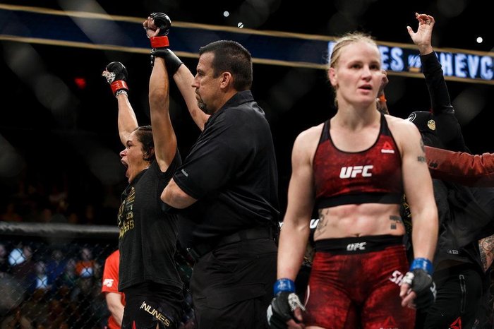 EDMONTON, AB - SEPTEMBER 09: Amanda Nunes, top, fights Valentina Shevchenko during UFC 215 at Rogers Place on September 9, 2017 in Edmonton, Canada. Codie McLachlan/Getty Images/AFP EDMONTON, AB - SEPTEMBER 09: Amanda Nunes, top, fights Valentina Shevchenko during UFC 215 at Rogers Place on September 9, 2017 in Edmonton, Canada. Codie McLachlan/Getty Images/AFP