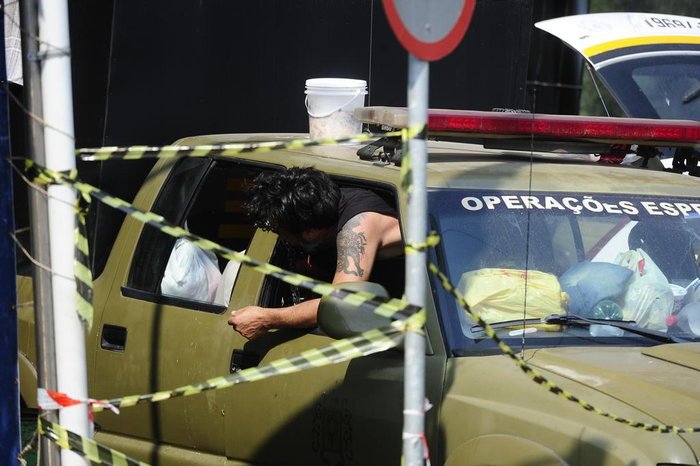 GRAVATAI, RS, BRASIL.2017-09-10. Viaturas da Brigada Militar e da Gurada Municipal de Gratavai, transformadas em prisões, presos estão em viaturas ha varios dias, algemadados e acorrentados, e fazendo necessidades fisiologicas e garrafas pets, e uportando temperatura de mais 30 graus.(RONALDO BERNARDI/AGENCIA RBS).
GRAVATAI, RS, BRASIL.2017-09-10. Viaturas da Brigada Militar e da Gurada Municipal de Gratavai, transformadas em prisões, presos estão em viaturas ha varios dias, algemadados e acorrentados, e fazendo necessidades fisiologicas e garrafas pets, e uportando temperatura de mais 30 graus.(RONALDO BERNARDI/AGENCIA RBS).