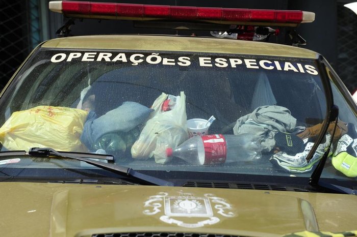 GRAVATAI, RS, BRASIL.2017-09-10. Viaturas da Brigada Militar e da Gurada Municipal de Gratavai, transformadas em prisões, presos estão em viaturas ha varios dias, algemadados e acorrentados, e fazendo necessidades fisiologicas e garrafas pets, e uportando temperatura de mais 30 graus.(RONALDO BERNARDI/AGENCIA RBS).
GRAVATAI, RS, BRASIL.2017-09-10. Viaturas da Brigada Militar e da Gurada Municipal de Gratavai, transformadas em prisões, presos estão em viaturas ha varios dias, algemadados e acorrentados, e fazendo necessidades fisiologicas e garrafas pets, e uportando temperatura de mais 30 graus.(RONALDO BERNARDI/AGENCIA RBS).