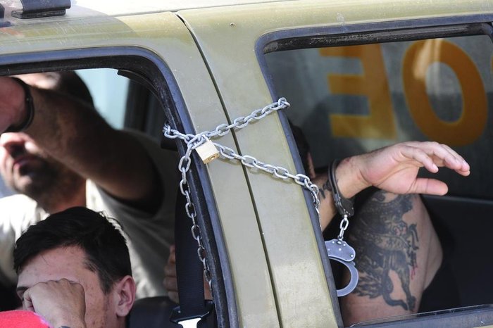 GRAVATAI, RS, BRASIL.2017-09-10. Viaturas da Brigada Militar e da Gurada Municipal de Gratavai, transformadas em prisões, presos estão em viaturas ha varios dias, algemadados e acorrentados, e fazendo necessidades fisiologicas e garrafas pets, e uportando temperatura de mais 30 graus.(RONALDO BERNARDI/AGENCIA RBS).
GRAVATAI, RS, BRASIL.2017-09-10. Viaturas da Brigada Militar e da Gurada Municipal de Gratavai, transformadas em prisões, presos estão em viaturas ha varios dias, algemadados e acorrentados, e fazendo necessidades fisiologicas e garrafas pets, e uportando temperatura de mais 30 graus.(RONALDO BERNARDI/AGENCIA RBS).