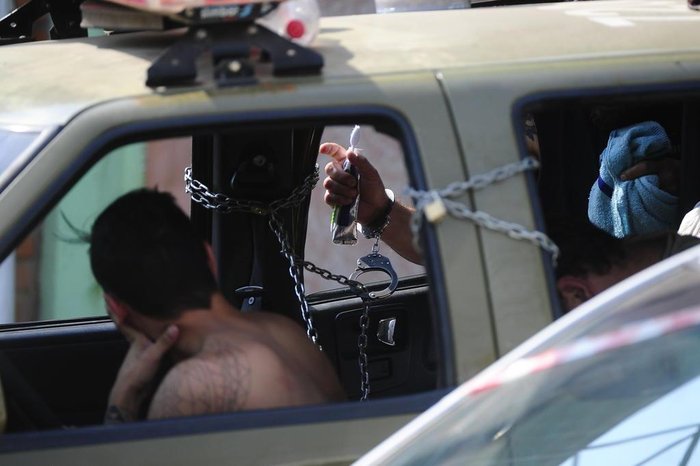 GRAVATAI, RS, BRASIL.2017-09-10. Viaturas da Brigada Militar e da Gurada Municipal de Gratavai, transformadas em prisões, presos estão em viaturas ha varios dias, algemadados e acorrentados, e fazendo necessidades fisiologicas e garrafas pets, e uportando temperatura de mais 30 graus.(RONALDO BERNARDI/AGENCIA RBS).
GRAVATAI, RS, BRASIL.2017-09-10. Viaturas da Brigada Militar e da Gurada Municipal de Gratavai, transformadas em prisões, presos estão em viaturas ha varios dias, algemadados e acorrentados, e fazendo necessidades fisiologicas e garrafas pets, e uportando temperatura de mais 30 graus.(RONALDO BERNARDI/AGENCIA RBS).