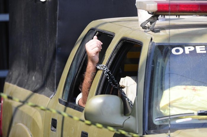 GRAVATAI, RS, BRASIL.2017-09-10. Viaturas da Brigada Militar e da Gurada Municipal de Gratavai, transformadas em prisões, presos estão em viaturas ha varios dias, algemadados e acorrentados, e fazendo necessidades fisiologicas e garrafas pets, e uportando temperatura de mais 30 graus.(RONALDO BERNARDI/AGENCIA RBS).
GRAVATAI, RS, BRASIL.2017-09-10. Viaturas da Brigada Militar e da Gurada Municipal de Gratavai, transformadas em prisões, presos estão em viaturas ha varios dias, algemadados e acorrentados, e fazendo necessidades fisiologicas e garrafas pets, e uportando temperatura de mais 30 graus.(RONALDO BERNARDI/AGENCIA RBS).