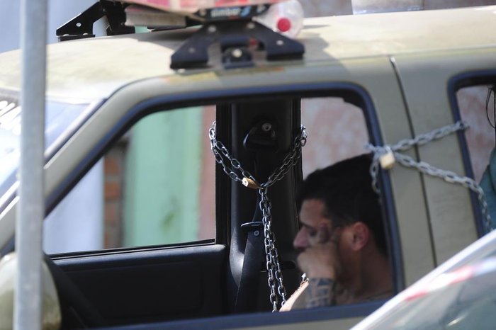 GRAVATAI, RS, BRASIL.2017-09-10. Viaturas da Brigada Militar e da Gurada Municipal de Gratavai, transformadas em prisões, presos estão em viaturas ha varios dias, algemadados e acorrentados, e fazendo necessidades fisiologicas e garrafas pets, e uportando temperatura de mais 30 graus.(RONALDO BERNARDI/AGENCIA RBS).
GRAVATAI, RS, BRASIL.2017-09-10. Viaturas da Brigada Militar e da Gurada Municipal de Gratavai, transformadas em prisões, presos estão em viaturas ha varios dias, algemadados e acorrentados, e fazendo necessidades fisiologicas e garrafas pets, e uportando temperatura de mais 30 graus.(RONALDO BERNARDI/AGENCIA RBS).