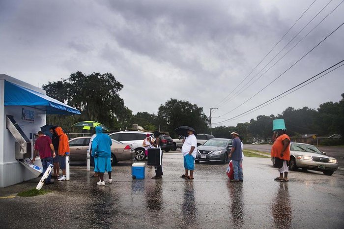 Hurricane Irma hits the Caribbean and Florida
Geoff Rutland (L), a local volunteer from Crossing Jordan Church, helps other residents get ice from a vending machine in Tampa, Florida, on September 10, 2017, where residents are fleeing the evacuation zones ahead of Hurricane Irmas landfall.
Hurricane Irma regained strength to a Category 4 storm early Sunday as it began pummeling Florida and threatening landfall within hours. / AFP PHOTO / JIM WATSON
Editoria: WEA
Local: Tampa
Indexador: JIM WATSON
Secao: disaster (general)
Fonte: AFP
Fotógrafo: STF Hurricane Irma hits the Caribbean and Florida
Geoff Rutland (L), a local volunteer from Crossing Jordan Church, helps other residents get ice from a vending machine in Tampa, Florida, on September 10, 2017, where residents are fleeing the evacuation zones ahead of Hurricane Irmas landfall.
Hurricane Irma regained strength to a Category 4 storm early Sunday as it began pummeling Florida and threatening landfall within hours. / AFP PHOTO / JIM WATSON
Editoria: WEA
Local: Tampa
Indexador: JIM WATSON
Secao: disaster (general)
Fonte: AFP
Fotógrafo: STF