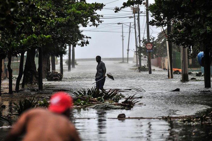 A man walks in a flooded street during the passage of Hurricane Irma in Havana, on September 9, 2017.
Irmas blast through the Cuban coastline weakened it to a Category Three, but it is still packing winds of 125 miles (200 kilometer) per hour. / AFP PHOTO / YAMIL LAGE
Editoria: WEA
Local: Havana
Indexador: YAMIL LAGE
Secao: report
Fonte: AFP
Fotógrafo: STF
A man walks in a flooded street during the passage of Hurricane Irma in Havana, on September 9, 2017.
Irmas blast through the Cuban coastline weakened it to a Category Three, but it is still packing winds of 125 miles (200 kilometer) per hour. / AFP PHOTO / YAMIL LAGE
Editoria: WEA
Local: Havana
Indexador: YAMIL LAGE
Secao: report
Fonte: AFP
Fotógrafo: STF