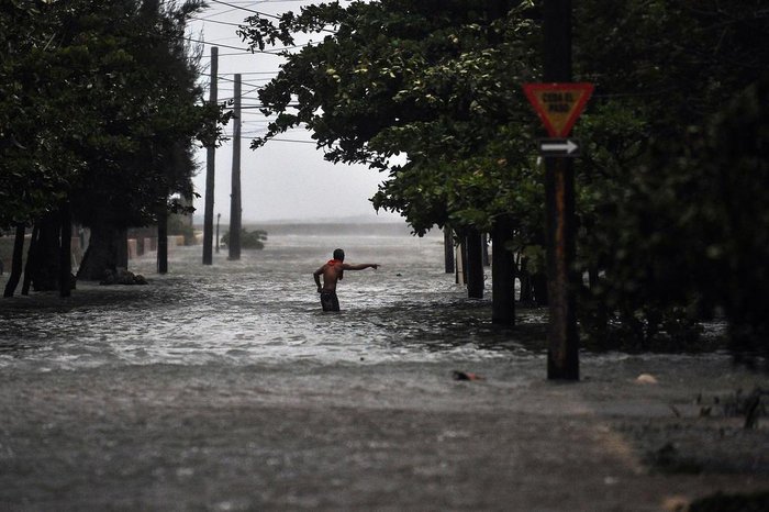 A man wades through a flooded street during the passage of Hurricane Irma, in Havana, on September 9, 2017.
Irmas blast through the Cuban coastline weakened it to a Category Three, but it is still packing winds of 125 miles (200 kilometer) per hour. / AFP PHOTO / YAMIL LAGE
Editoria: WEA
Local: Havana
Indexador: YAMIL LAGE
Secao: report
Fonte: AFP
Fotógrafo: STF
A man wades through a flooded street during the passage of Hurricane Irma, in Havana, on September 9, 2017.
Irmas blast through the Cuban coastline weakened it to a Category Three, but it is still packing winds of 125 miles (200 kilometer) per hour. / AFP PHOTO / YAMIL LAGE
Editoria: WEA
Local: Havana
Indexador: YAMIL LAGE
Secao: report
Fonte: AFP
Fotógrafo: STF