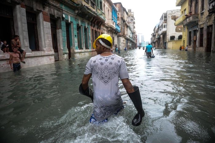 Cubans wade through a flooded street in Havana, on September 10, 2017.
Deadly Hurricane Irma battered central Cuba on Saturday, knocking down power lines, uprooting trees and ripping the roofs off homes as it headed towards Florida. Authorities said they had evacuated more than a million people as a precaution, including about 4,000 in the capital.
/ AFP PHOTO / YAMIL LAGE
Editoria: WEA
Local: Havana
Indexador: YAMIL LAGE
Secao: report
Fonte: AFP
Fotógrafo: STF
Cubans wade through a flooded street in Havana, on September 10, 2017.
Deadly Hurricane Irma battered central Cuba on Saturday, knocking down power lines, uprooting trees and ripping the roofs off homes as it headed towards Florida. Authorities said they had evacuated more than a million people as a precaution, including about 4,000 in the capital.
/ AFP PHOTO / YAMIL LAGE
Editoria: WEA
Local: Havana
Indexador: YAMIL LAGE
Secao: report
Fonte: AFP
Fotógrafo: STF