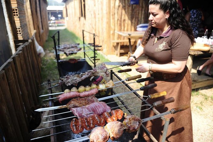 PORTO ALEGRE, RS, BRASIL, 10-09-2017. Mulheres assam churrasco no Acampamento Farroupilha, no Parque Harmonia. Na foto: Luciana Jardim (RONALDO BERNARDI/AGÊNCIA RBS)
PORTO ALEGRE, RS, BRASIL, 10-09-2017. Mulheres assam churrasco no Acampamento Farroupilha, no Parque Harmonia. Na foto: Luciana Jardim (RONALDO BERNARDI/AGÊNCIA RBS)