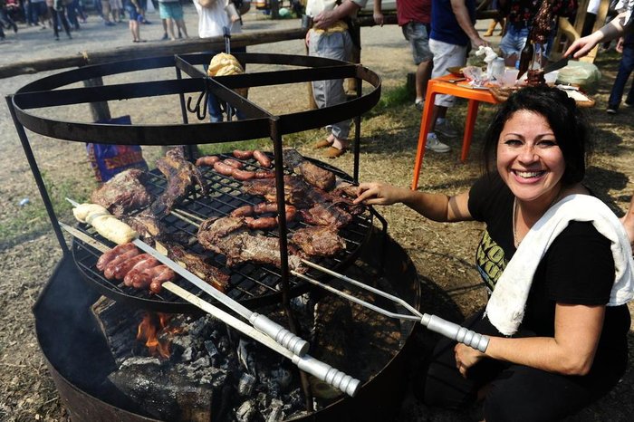 PORTO ALEGRE, RS, BRASIL, 10-09-2017. Mulheres assam churrasco no Acampamento Farroupilha, no Parque Harmonia. Na foto: Patrícia Cruz (RONALDO BERNARDI/AGÊNCIA RBS)
PORTO ALEGRE, RS, BRASIL, 10-09-2017. Mulheres assam churrasco no Acampamento Farroupilha, no Parque Harmonia. Na foto: Patrícia Cruz (RONALDO BERNARDI/AGÊNCIA RBS)