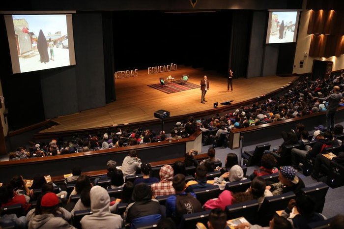 PORTO ALEGRE, RS, BRASIL, 18-10-2016. O primeiro encontro do Fronteiras Educação - Diálogos com a Geração Z traz reflexões sobre o que é tolerância, como respeitar as diferenças, como valorizar a convivência e as maneiras de proteger a liberdade de expressão, com a participação e o depoimento do jornalista Rodrigo Lopes. O evento ocorre nesta terça, dia 18 de outubro, às 9h, no Salão de Atos da UFRGS, com mediação do escritor Fabricio Carpinejar e da professora Joana Bosak, e destina-se a alunos das escolas públicas do município de Porto Alegre. (FERNANDO GOMES/AGÊNCIA RBS)
Indexador: Fernando Gomes PORTO ALEGRE, RS, BRASIL, 18-10-2016. O primeiro encontro do Fronteiras Educação - Diálogos com a Geração Z traz reflexões sobre o que é tolerância, como respeitar as diferenças, como valorizar a convivência e as maneiras de proteger a liberdade de expressão, com a participação e o depoimento do jornalista Rodrigo Lopes. O evento ocorre nesta terça, dia 18 de outubro, às 9h, no Salão de Atos da UFRGS, com mediação do escritor Fabricio Carpinejar e da professora Joana Bosak, e destina-se a alunos das escolas públicas do município de Porto Alegre. (FERNANDO GOMES/AGÊNCIA RBS)
Indexador: Fernando Gomes