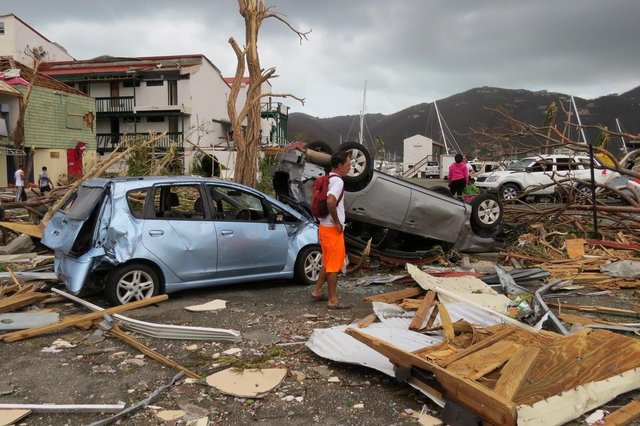 Casal Luiz e Mauriane mostram o cenário de destruição em Tortola, nas ilhas Virgens Britânicas. Casal Luiz e Mauriane mostram o cenário de destruição em Tortola, nas ilhas Virgens Britânicas.