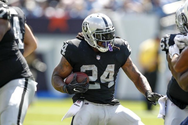 Oakland Raiders v Tennessee TitansNASHVILLE, TN- SEPTEMBER 10: Running back Marshawn Lynch #24 of the Oakland Raiders runs the ball against the Tennessee Titans in the second half at Nissan Stadium on September 10, 2017 In Nashville, Tennessee. Wesley Hitt/Getty Images/AFPEditoria: SPOLocal: NashvilleIndexador: Wesley HittSecao: American FootballFonte: GETTY IMAGES NORTH AMERICAFotógrafo: STR Oakland Raiders v Tennessee TitansNASHVILLE, TN- SEPTEMBER 10: Running back Marshawn Lynch #24 of the Oakland Raiders runs the ball against the Tennessee Titans in the second half at Nissan Stadium on September 10, 2017 In Nashville, Tennessee. Wesley Hitt/Getty Images/AFPEditoria: SPOLocal: NashvilleIndexador: Wesley HittSecao: American FootballFonte: GETTY IMAGES NORTH AMERICAFotógrafo: STR