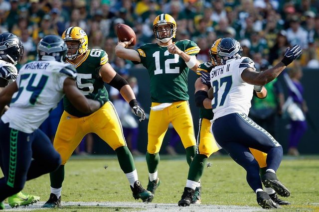 Seattle Seahawks v Green Bay PackersGREEN BAY, WI - SEPTEMBER 10: Aaron Rodgers #12 of the Green Bay Packers throws a pass during the first half against the Seattle Seahawks at Lambeau Field on September 10, 2017 in Green Bay, Wisconsin. Joe Robbins/Getty Images/AFPEditoria: SPOLocal: Green BayIndexador: Joe RobbinsSecao: American FootballFonte: GETTY IMAGES NORTH AMERICAFotógrafo: STR Seattle Seahawks v Green Bay PackersGREEN BAY, WI - SEPTEMBER 10: Aaron Rodgers #12 of the Green Bay Packers throws a pass during the first half against the Seattle Seahawks at Lambeau Field on September 10, 2017 in Green Bay, Wisconsin. Joe Robbins/Getty Images/AFPEditoria: SPOLocal: Green BayIndexador: Joe RobbinsSecao: American FootballFonte: GETTY IMAGES NORTH AMERICAFotógrafo: STR