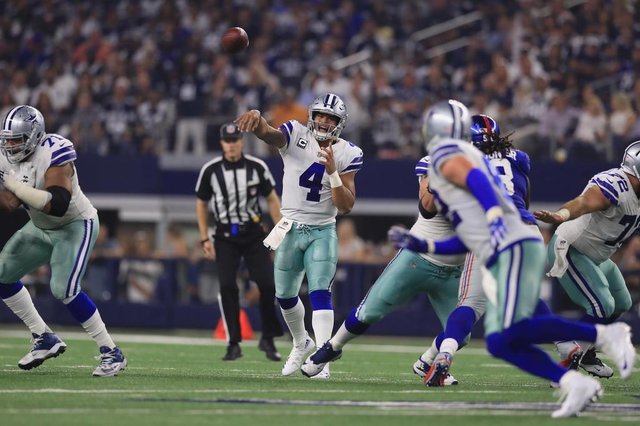 New York Giants vs Dallas CowboysARLINGTON, TX - SEPTEMBER 10: Dak Prescott #4 of the Dallas Cowboys throws to Jason Witten #82 of the Dallas Cowboys during play against the New York Giants at AT&T Stadium on September 10, 2017 in Arlington, Texas. Ronald Martinez/Getty Images/AFPEditoria: SPOLocal: ArlingtonIndexador: RONALD MARTINEZSecao: American FootballFonte: GETTY IMAGES NORTH AMERICAFotógrafo: STF New York Giants vs Dallas CowboysARLINGTON, TX - SEPTEMBER 10: Dak Prescott #4 of the Dallas Cowboys throws to Jason Witten #82 of the Dallas Cowboys during play against the New York Giants at AT&T Stadium on September 10, 2017 in Arlington, Texas. Ronald Martinez/Getty Images/AFPEditoria: SPOLocal: ArlingtonIndexador: RONALD MARTINEZSecao: American FootballFonte: GETTY IMAGES NORTH AMERICAFotógrafo: STF