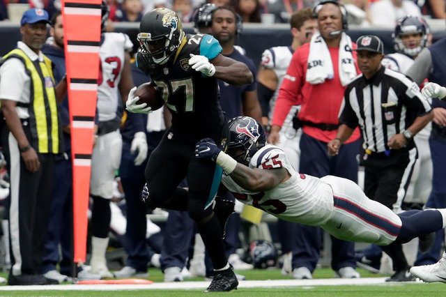 Jacksonville Jaguars v Houston TexansHOUSTON, TX - SEPTEMBER 10: Leonard Fournette #27 of the Jacksonville Jaguars is tackled by Benardrick McKinney #55 of the Houston Texans in the fourth quarter at NRG Stadium on September 10, 2017 in Houston, Texas. Tim Warner/Getty Images/AFPEditoria: SPOLocal: HoustonIndexador: Tim WarnerSecao: American FootballFonte: GETTY IMAGES NORTH AMERICAFotógrafo: STR Jacksonville Jaguars v Houston TexansHOUSTON, TX - SEPTEMBER 10: Leonard Fournette #27 of the Jacksonville Jaguars is tackled by Benardrick McKinney #55 of the Houston Texans in the fourth quarter at NRG Stadium on September 10, 2017 in Houston, Texas. Tim Warner/Getty Images/AFPEditoria: SPOLocal: HoustonIndexador: Tim WarnerSecao: American FootballFonte: GETTY IMAGES NORTH AMERICAFotógrafo: STR