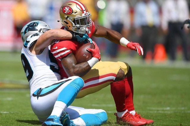 Carolina Panthers v San Francisco 49erSANTA CLARA, CA - SEPTEMBER 10: Carlos Hyde #28 of the San Francisco 49ers gets tackled by Luke Kuechly #59 of the Carolina Panthers during the first quarter of their NFL football game at Levis Stadium on September 10, 2017 in Santa Clara, California. Thearon W. Henderson/Getty Images/AFPEditoria: SPOLocal: Santa ClaraIndexador: Thearon W. HendersonSecao: American FootballFonte: GETTY IMAGES NORTH AMERICAFotógrafo: STR Carolina Panthers v San Francisco 49erSANTA CLARA, CA - SEPTEMBER 10: Carlos Hyde #28 of the San Francisco 49ers gets tackled by Luke Kuechly #59 of the Carolina Panthers during the first quarter of their NFL football game at Levis Stadium on September 10, 2017 in Santa Clara, California. Thearon W. Henderson/Getty Images/AFPEditoria: SPOLocal: Santa ClaraIndexador: Thearon W. HendersonSecao: American FootballFonte: GETTY IMAGES NORTH AMERICAFotógrafo: STR