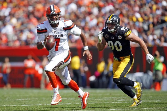 Pittsburgh Steelers v Cleveland BrownsCLEVELAND, OH - SEPTEMBER 10: DeShone Kizer #7 of the Cleveland Browns eludes T.J. Watt #90 of the Pittsburgh Steelers at FirstEnergy Stadium on September 10, 2017 in Cleveland, Ohio. Justin K. Aller/Getty Images/AFPEditoria: SPOLocal: ClevelandIndexador: Justin K. AllerSecao: American FootballFonte: GETTY IMAGES NORTH AMERICAFotógrafo: STR Pittsburgh Steelers v Cleveland BrownsCLEVELAND, OH - SEPTEMBER 10: DeShone Kizer #7 of the Cleveland Browns eludes T.J. Watt #90 of the Pittsburgh Steelers at FirstEnergy Stadium on September 10, 2017 in Cleveland, Ohio. Justin K. Aller/Getty Images/AFPEditoria: SPOLocal: ClevelandIndexador: Justin K. AllerSecao: American FootballFonte: GETTY IMAGES NORTH AMERICAFotógrafo: STR