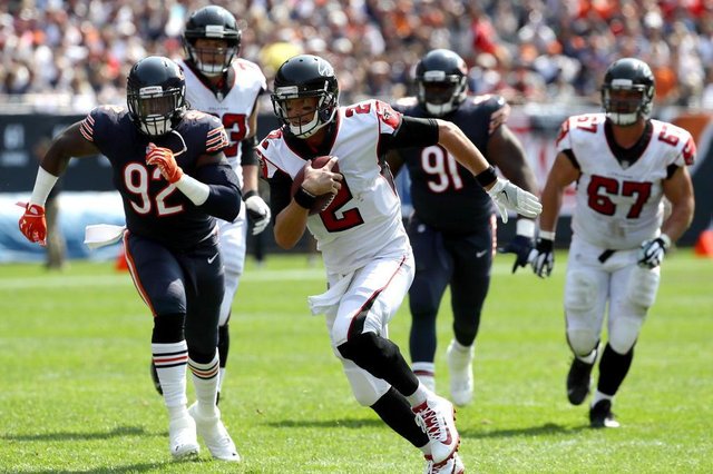 Atlanta Falcons v Chicago BearsCHICAGO, IL - SEPTEMBER 10: Quarterback Matt Ryan #2 of the Atlanta Falcons carries the football in the second quarter against the Chicago Bears at Soldier Field on September 10, 2017 in Chicago, Illinois. Jonathan Daniel/Getty Images/AFPEditoria: SPOLocal: ChicagoIndexador: JONATHAN DANIELSecao: American FootballFonte: GETTY IMAGES NORTH AMERICAFotógrafo: STF Atlanta Falcons v Chicago BearsCHICAGO, IL - SEPTEMBER 10: Quarterback Matt Ryan #2 of the Atlanta Falcons carries the football in the second quarter against the Chicago Bears at Soldier Field on September 10, 2017 in Chicago, Illinois. Jonathan Daniel/Getty Images/AFPEditoria: SPOLocal: ChicagoIndexador: JONATHAN DANIELSecao: American FootballFonte: GETTY IMAGES NORTH AMERICAFotógrafo: STF