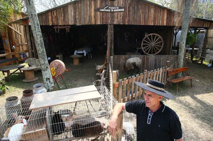  

PORTO ALEGRE - BRASIL - Volnei de Farias Araújo, patrão do piquete Campeiros de Morungava, criou um antiquário no local.(FOTO: LAURO ALVES)