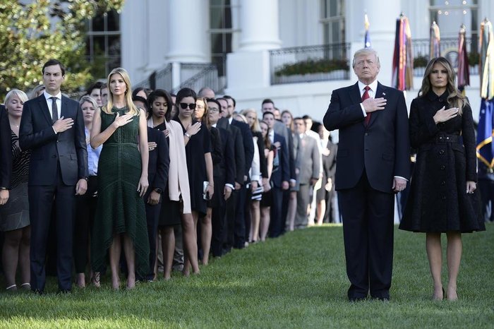 US President Donald Trump and First Lady Melania Trump, senior advisor Jared Kushner (L) and Ivanka Trump observe a moment of silence on September 11, 2017, at the White House during the 16th anniversary of 9/11. / AFP PHOTO / Brendan SMIALOWSKI US President Donald Trump and First Lady Melania Trump, senior advisor Jared Kushner (L) and Ivanka Trump observe a moment of silence on September 11, 2017, at the White House during the 16th anniversary of 9/11. / AFP PHOTO / Brendan SMIALOWSKI