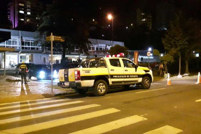 A fiscalização dos transportes realizou neste domingo uma operação na Rodoviária de Caxias do Sul, com intuito de pacificar a relação entre taxistas e motoristas do aplicativo Uber. A fiscalização dos transportes realizou neste domingo uma operação na Rodoviária de Caxias do Sul, com intuito de pacificar a relação entre taxistas e motoristas do aplicativo Uber.