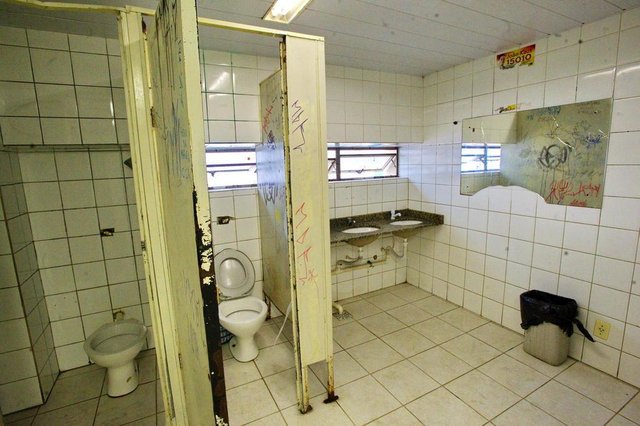  Santa Maria, RS, Brasil, 2017.Instala&ccedil;&otilde;es do Shopping Independ&ecirc;ncia, em Santa Maria. Alguns comerciantes reclamam da falta de higiene dos banheiros e do elevador que est&aacute; estragado.