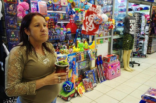  Santa Maria, RS, Brasil, 2017.Instala&ccedil;&otilde;es do Shopping Independ&ecirc;ncia, em Santa Maria. Alguns comerciantes reclamam da falta de higiene dos banheiros e do elevador que est&aacute; estragado.Na foto: Izabel Cristina da Silva dos Santos, 49, comerciante (tomando chimarr&atilde;o).