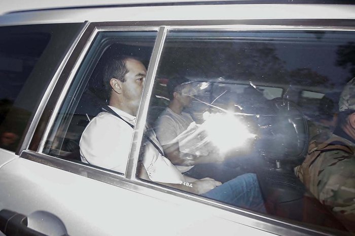 Joesley deixa carceragem da PF e segue para aeroporto de Congonhas
SP - JOESLEY/SAUD/PRISÃO - POLÍTICA - O dono da JBS, Joesley Batista, chega ao Aeroporto de Congonhas, na zona sul de São Paulo, na manhã desta segunda-feira, 11, vindo da carceragem da Superintendência da Polícia Federal. Joesley e Ricardo Saud se entregaram na tarde do domingo à PF e serão transferidos para Brasília. Nesta segunda, os federais fizeram operação de busca e apreensão na casa dos dois delatores. 11/09/2017 - Foto: MARCELO GONCALVES/SIGMAPRESS/ESTADÃO CONTEÚDO
Editoria: POLÍTICA
Local: SÃO PAULO
Indexador: MARCELO GONCALVES
Fotógrafo: SIGMAPRESS Joesley deixa carceragem da PF e segue para aeroporto de Congonhas
SP - JOESLEY/SAUD/PRISÃO - POLÍTICA - O dono da JBS, Joesley Batista, chega ao Aeroporto de Congonhas, na zona sul de São Paulo, na manhã desta segunda-feira, 11, vindo da carceragem da Superintendência da Polícia Federal. Joesley e Ricardo Saud se entregaram na tarde do domingo à PF e serão transferidos para Brasília. Nesta segunda, os federais fizeram operação de busca e apreensão na casa dos dois delatores. 11/09/2017 - Foto: MARCELO GONCALVES/SIGMAPRESS/ESTADÃO CONTEÚDO
Editoria: POLÍTICA
Local: SÃO PAULO
Indexador: MARCELO GONCALVES
Fotógrafo: SIGMAPRESS