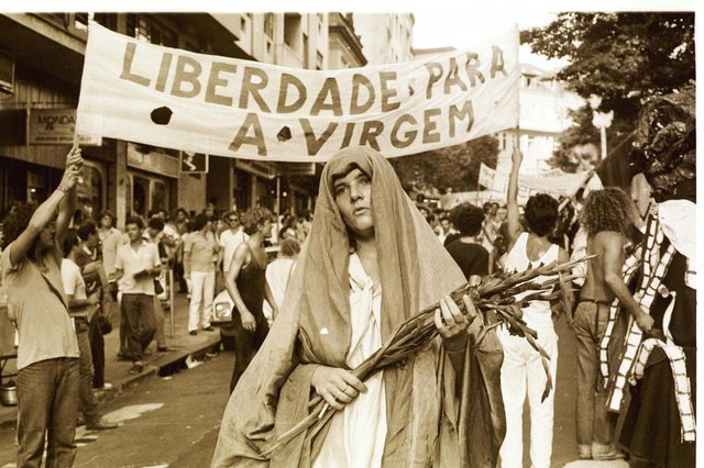 #PÁGINA:03Estudantes e integrantes do grupo teatral Ói Nóis Aqui Traveiz fizeram manifestações nas ruas de POA para pedir a liberação do filme Je Vous Salue, Marie, em 1986. #PÁGINA:03Estudantes e integrantes do grupo teatral Ói Nóis Aqui Traveiz fizeram manifestações nas ruas de POA para pedir a liberação do filme Je Vous Salue, Marie, em 1986.