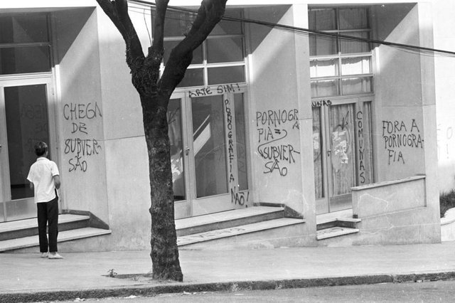 Pichamento do Teatro Leopoldina. Roda Viva foi suspensa. Depois da primeira apresentação no Teatro Leopoldina, em Porto Alegre, a polêmica peça de Chico Buarque foi retirada de cartaz devido a uma determinação da Censura Federal.#ENVELOPE:52943 Fotógrafo: La Hire Pichamento do Teatro Leopoldina. Roda Viva foi suspensa. Depois da primeira apresentação no Teatro Leopoldina, em Porto Alegre, a polêmica peça de Chico Buarque foi retirada de cartaz devido a uma determinação da Censura Federal.#ENVELOPE:52943 Fotógrafo: La Hire