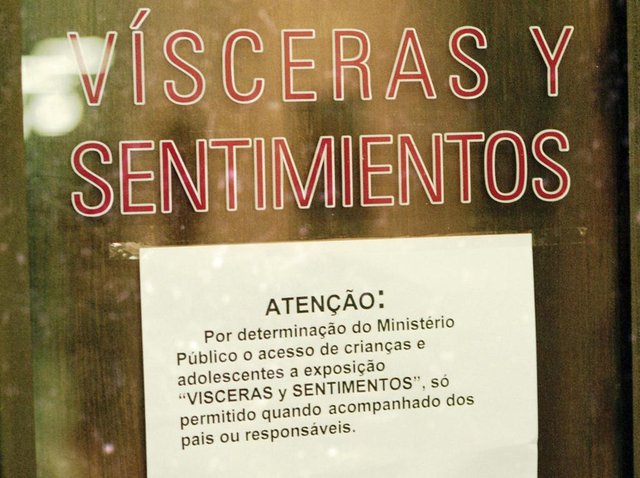Exposição Visceras y Sentimientos.Local: Galeria Iberê Camargo, na Usina do Gasômetro.Uma polêmica em torno da denúncia do presidente da Câmara Municipal, o vereador Luiz Braz (PTB), sobre a exposição, considerada por ele pornográfica, atraiu a curiosidade do público no final de semana.Por determinação do Ministério Público, que acatou a denúncia do vereador, o acesso de crianças e adolescentes à exposição só é permitido quando acompanhados de pais ou responsáveis. As fotos que provocaram a discussão são do espanhol Pep Admetlla e reproduzem cenas de um vídeo de sexo explícito em imagens azuladas. -#ENVELOPE: 215708 Exposição Visceras y Sentimientos.Local: Galeria Iberê Camargo, na Usina do Gasômetro.Uma polêmica em torno da denúncia do presidente da Câmara Municipal, o vereador Luiz Braz (PTB), sobre a exposição, considerada por ele pornográfica, atraiu a curiosidade do público no final de semana.Por determinação do Ministério Público, que acatou a denúncia do vereador, o acesso de crianças e adolescentes à exposição só é permitido quando acompanhados de pais ou responsáveis. As fotos que provocaram a discussão são do espanhol Pep Admetlla e reproduzem cenas de um vídeo de sexo explícito em imagens azuladas. -#ENVELOPE: 215708
