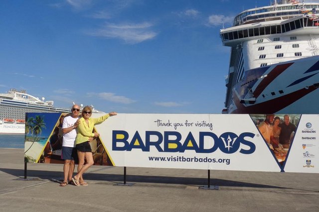 Barbados é um local muito lindo para se conhecer, principalmente por suas belas praias de areia branquinha e seu mar de águas cristalinas. Por ser um país relativamente pequeno, o deslocamento pelas suas 10 províncias (chamadas parishes) é fácil. Dá para aproveitar bastante mesmo em um único dia, como foi o nosso caso, durante um cruzeiro pelo Caribe. Amilton e Eloisa Gazzo De Canoas, em fevereiro de 2017 Barbados é um local muito lindo para se conhecer, principalmente por suas belas praias de areia branquinha e seu mar de águas cristalinas. Por ser um país relativamente pequeno, o deslocamento pelas suas 10 províncias (chamadas parishes) é fácil. Dá para aproveitar bastante mesmo em um único dia, como foi o nosso caso, durante um cruzeiro pelo Caribe. Amilton e Eloisa Gazzo De Canoas, em fevereiro de 2017