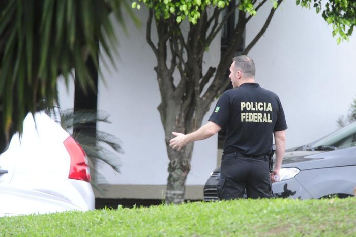 PORTO ALEGRE, RS, 11/09/2017 - A Polícia Federal deflagrou a Operação Conexão Venezuela na manhã desta segunda-feira nos estados do Rio Grande do Sul e de São Paulo. A ação apura a prática de lavagem de dinheiro em esquema criminoso que envolvia a negociação de máquinas e implementos agrícolas entre Brasil e Venezuela. (Ronaldo Bernardi/Agência RBS).
PORTO ALEGRE, RS, 11/09/2017 - A Polícia Federal deflagrou a Operação Conexão Venezuela na manhã desta segunda-feira nos estados do Rio Grande do Sul e de São Paulo. A ação apura a prática de lavagem de dinheiro em esquema criminoso que envolvia a negociação de máquinas e implementos agrícolas entre Brasil e Venezuela. (Ronaldo Bernardi/Agência RBS).