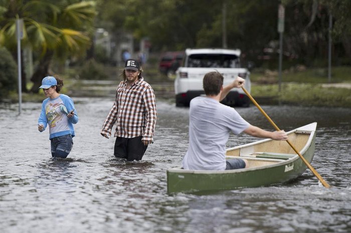 Hurricane Irma hits the Caribbean and Florida
Two people pass a man in a canoe as they wade through the flooded streets of the San Marco historic district of Jacksonville, Florida, on September 11, 2017, after storm surge from Hurricane Irma left the area flooded. / AFP PHOTO / JIM WATSON
Editoria: WEA
Local: Jacksonville
Indexador: JIM WATSON
Secao: disaster (general)
Fonte: AFP
Fotógrafo: STF Hurricane Irma hits the Caribbean and Florida
Two people pass a man in a canoe as they wade through the flooded streets of the San Marco historic district of Jacksonville, Florida, on September 11, 2017, after storm surge from Hurricane Irma left the area flooded. / AFP PHOTO / JIM WATSON
Editoria: WEA
Local: Jacksonville
Indexador: JIM WATSON
Secao: disaster (general)
Fonte: AFP
Fotógrafo: STF
