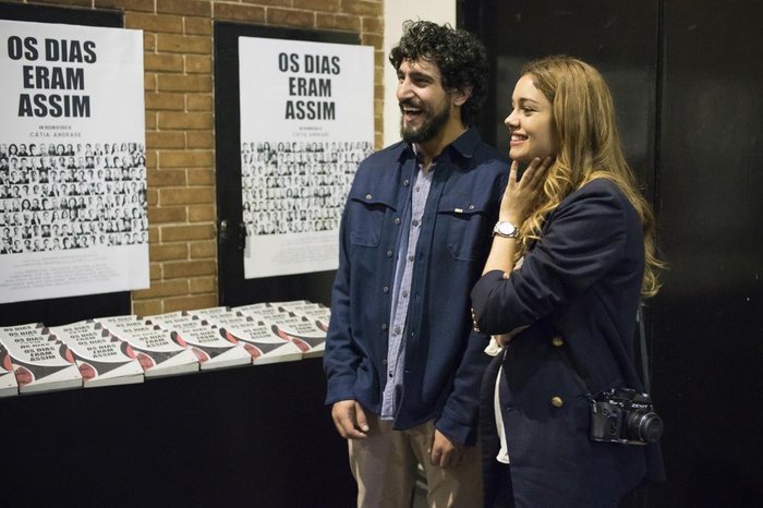 Alice (Sophie Charlotte) e Renato (Renato Góes) em Os Dias Eram Assim. Alice (Sophie Charlotte) e Renato (Renato Góes) em Os Dias Eram Assim.