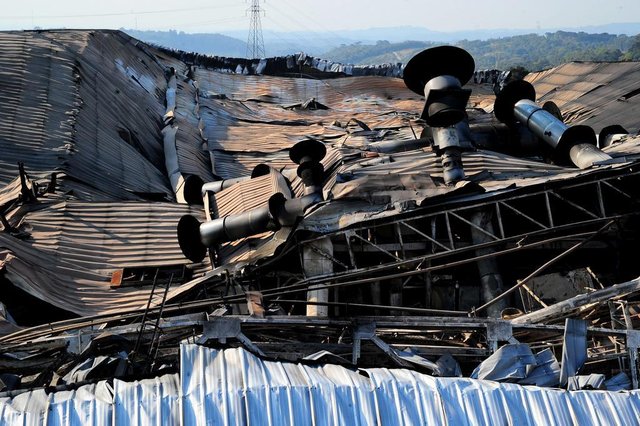 CAXIAS DO SUL, RS, BRASIL, 04/09/2017 - Incêndio destruiu totalmente pavilhão onde ficava o setor de plásticos da Marcopolo. A área permanece isolada para perícia. Muitas pessoas ainda se dirigem até à empresa para ver o que sobrou do pavilhão. (Marcelo Casagrande/Agência RBS) CAXIAS DO SUL, RS, BRASIL, 04/09/2017 - Incêndio destruiu totalmente pavilhão onde ficava o setor de plásticos da Marcopolo. A área permanece isolada para perícia. Muitas pessoas ainda se dirigem até à empresa para ver o que sobrou do pavilhão. (Marcelo Casagrande/Agência RBS)