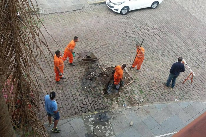 O buraco localizado na esquina da Travessa Miranda e Castro com a Rua Augusto Pestana, no bairro Santana, em Porto Alegre, causou diversos incômodos aos moradores. O problema estava há oito meses sem conserto e prejudicava os motoristas, conforme foi relatado por ZH. A via é estreita e utilizada por muitas pessoas que estacionam os veículos para ir ao Hospital de Clínicas. Pelo menos quatro usuários do aplicativo Pelas Ruas relataram incômodos causados pelo buraco. Na tarde desta segunda-feira (11), a usuária do app Leticia Osorio contou que o problema estava sendo consertado pela prefeitura. O buraco localizado na esquina da Travessa Miranda e Castro com a Rua Augusto Pestana, no bairro Santana, em Porto Alegre, causou diversos incômodos aos moradores. O problema estava há oito meses sem conserto e prejudicava os motoristas, conforme foi relatado por ZH. A via é estreita e utilizada por muitas pessoas que estacionam os veículos para ir ao Hospital de Clínicas. Pelo menos quatro usuários do aplicativo Pelas Ruas relataram incômodos causados pelo buraco. Na tarde desta segunda-feira (11), a usuária do app Leticia Osorio contou que o problema estava sendo consertado pela prefeitura.