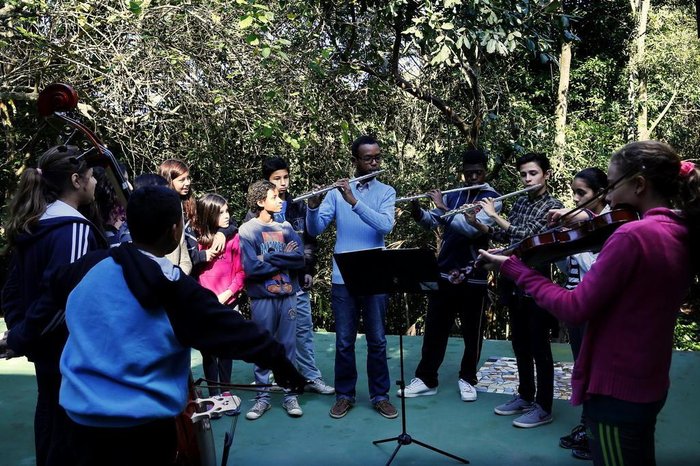 PORTO ALEGRE, RS, BRASIL, 17-05-2017: O ex-aluno do Instituto Popular de Arte-Educação (Ipdae) e bacharel em flauta transversa Rafael Marques (C) durante aula no instituto como professor. Em 2016, durante o festival internacional de flaustistas, ele conquistou o prêmio de melhor jovem flautista. (Foto: Mateus Bruxel / Agência RBS)