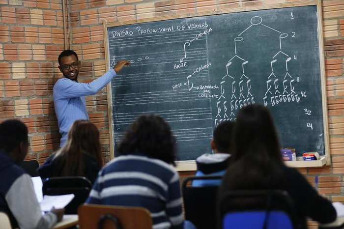 PORTO ALEGRE, RS, BRASIL, 17-05-2017: O ex-aluno do Instituto Popular de Arte-Educação (Ipdae) e bacharel em flauta transversa Rafael Marques durante aula no instituto como professor. Em 2016, durante o festival internacional de flaustistas, ele conquistou o prêmio de melhor jovem flautista. (Foto: Mateus Bruxel / Agência RBS)
PORTO ALEGRE, RS, BRASIL, 17-05-2017: O ex-aluno do Instituto Popular de Arte-Educação (Ipdae) e bacharel em flauta transversa Rafael Marques durante aula no instituto como professor. Em 2016, durante o festival internacional de flaustistas, ele conquistou o prêmio de melhor jovem flautista. (Foto: Mateus Bruxel / Agência RBS)