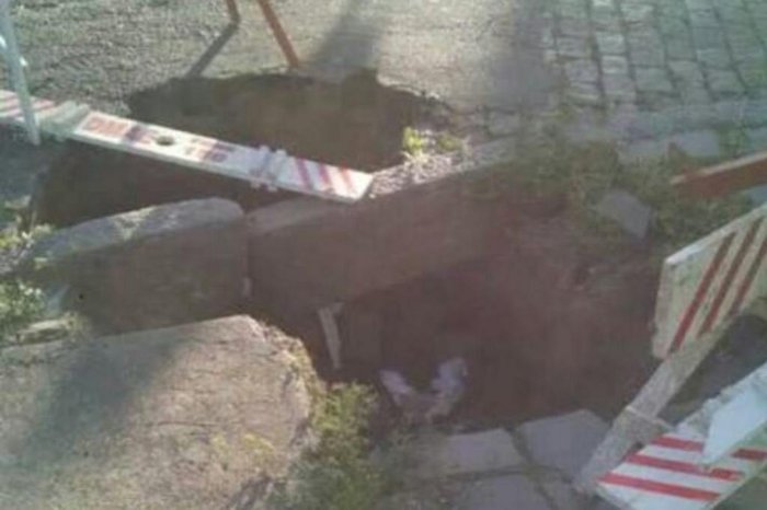Buraco localizado na esquina da rua Comendador Tavares com a Frederico Mentz, na esquina da Faculdade São Francisco de Assis. Está la há mais de seis meses e tem expandido ao longo do tempo. O meio fio já caiu pra dentro do buraco, assim como dois cavaletes que tinham lá (foram colocados 5 ao redor). Buraco localizado na esquina da rua Comendador Tavares com a Frederico Mentz, na esquina da Faculdade São Francisco de Assis. Está la há mais de seis meses e tem expandido ao longo do tempo. O meio fio já caiu pra dentro do buraco, assim como dois cavaletes que tinham lá (foram colocados 5 ao redor).