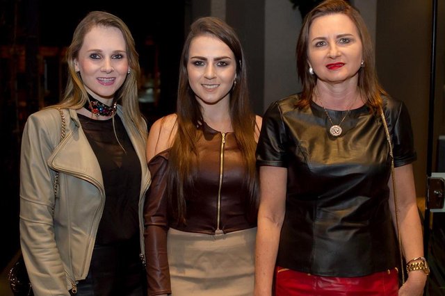 Majorie, Gracielle e Roselene Agnoletto, filhas e mãe, foram festejadas presenças na estreia da Hanne Luz Caxias do Sul, RS, Brasil Majorie, Gracielle e Roselene Agnoletto, filhas e mãe, foram festejadas presenças na estreia da Hanne Luz Caxias do Sul, RS, Brasil