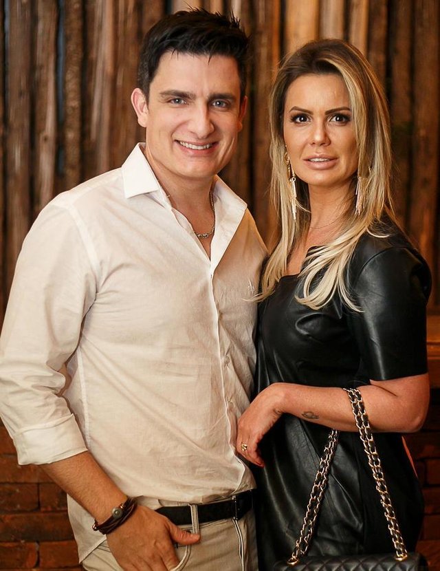 Carmelo e Marcela Occhipinti cantaram parabéns a você para Cíntia Roberta Bonfanti no La Barra, no feriadão Caxias do Sul, RS, Brasil Carmelo e Marcela Occhipinti cantaram parabéns a você para Cíntia Roberta Bonfanti no La Barra, no feriadão Caxias do Sul, RS, Brasil