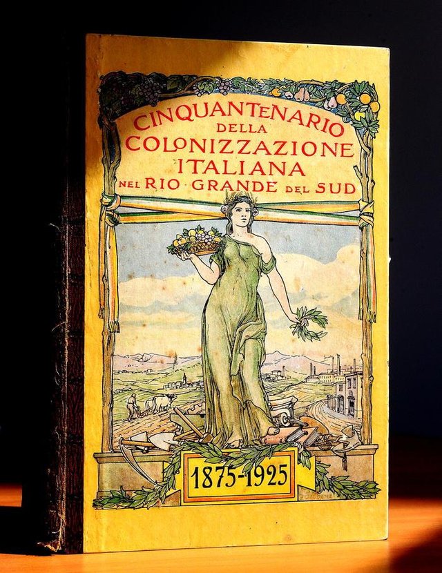 CAXIAS DO SUL, RS, BRASIL (25/02/2015) Na foto, livro da Colonização Italiana em 1925. Aniversário da Imigração Italiana, celebração ocorrida em Nova Milano, Farroupilha. (Roni Rigon/Pioneiro. CAXIAS DO SUL, RS, BRASIL (25/02/2015) Na foto, livro da Colonização Italiana em 1925. Aniversário da Imigração Italiana, celebração ocorrida em Nova Milano, Farroupilha. (Roni Rigon/Pioneiro.