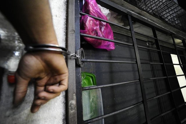NOVO HAMBURGO, RS, BRASIL.2017-09-12. Presos algemados uns aos outros, dormindo no chão, ha varios dias, e também algemados e cadeiras, balizadores de trânsito e ao predio da Delegacia Central de Polícia de Novo Hamburgo. e e vigiados por policiais militares e guarda municipal.(RONALDO BERNARDI/AGENCIA RBS). NOVO HAMBURGO, RS, BRASIL.2017-09-12. Presos algemados uns aos outros, dormindo no chão, ha varios dias, e também algemados e cadeiras, balizadores de trânsito e ao predio da Delegacia Central de Polícia de Novo Hamburgo. e e vigiados por policiais militares e guarda municipal.(RONALDO BERNARDI/AGENCIA RBS).